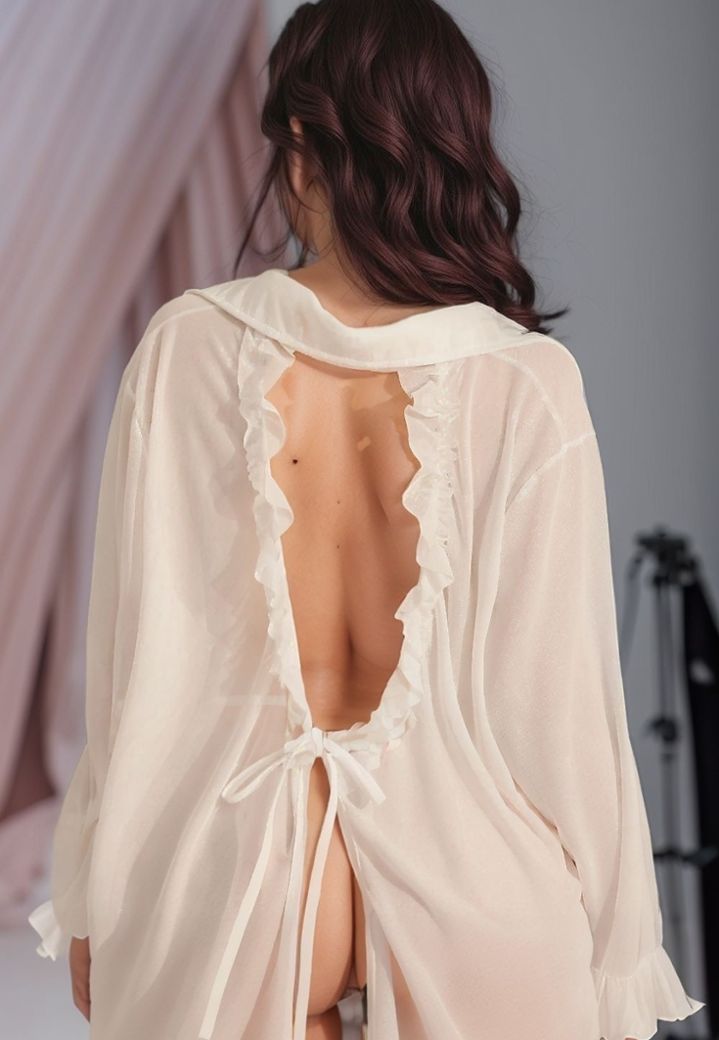 Chemise blanche semi-transparente, dos ouvert et lien sensuel