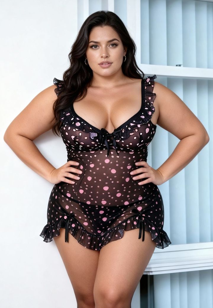 Nuisette noire à cœurs roses, volants et petits nœuds